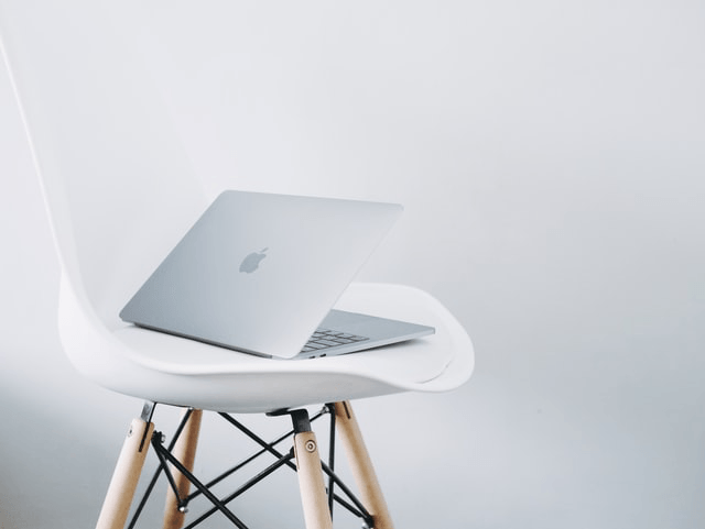 Ordinateur portable Mac sur chaise